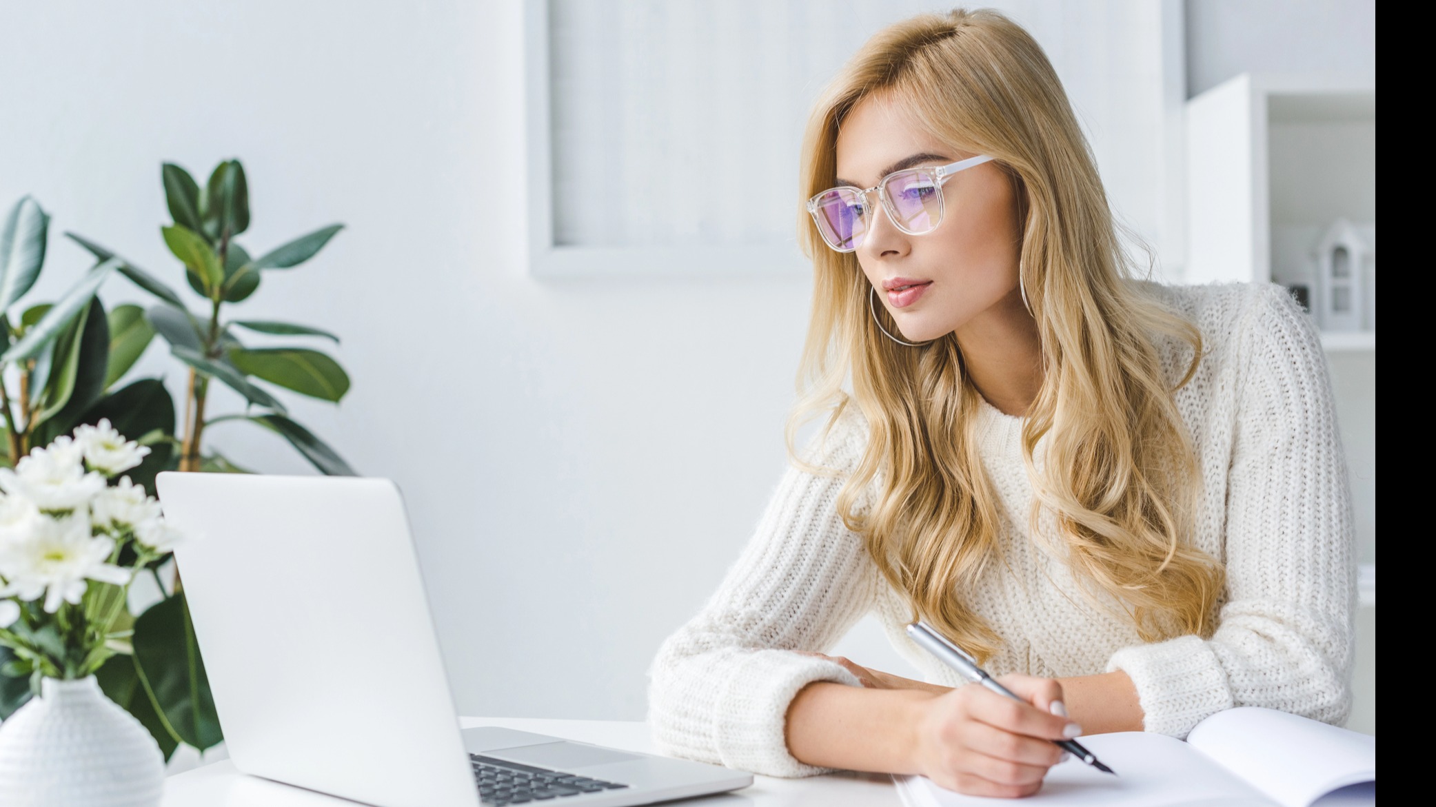 Ondernemer werkt flexibel met een virtual office in plaats van een eigen kantoor