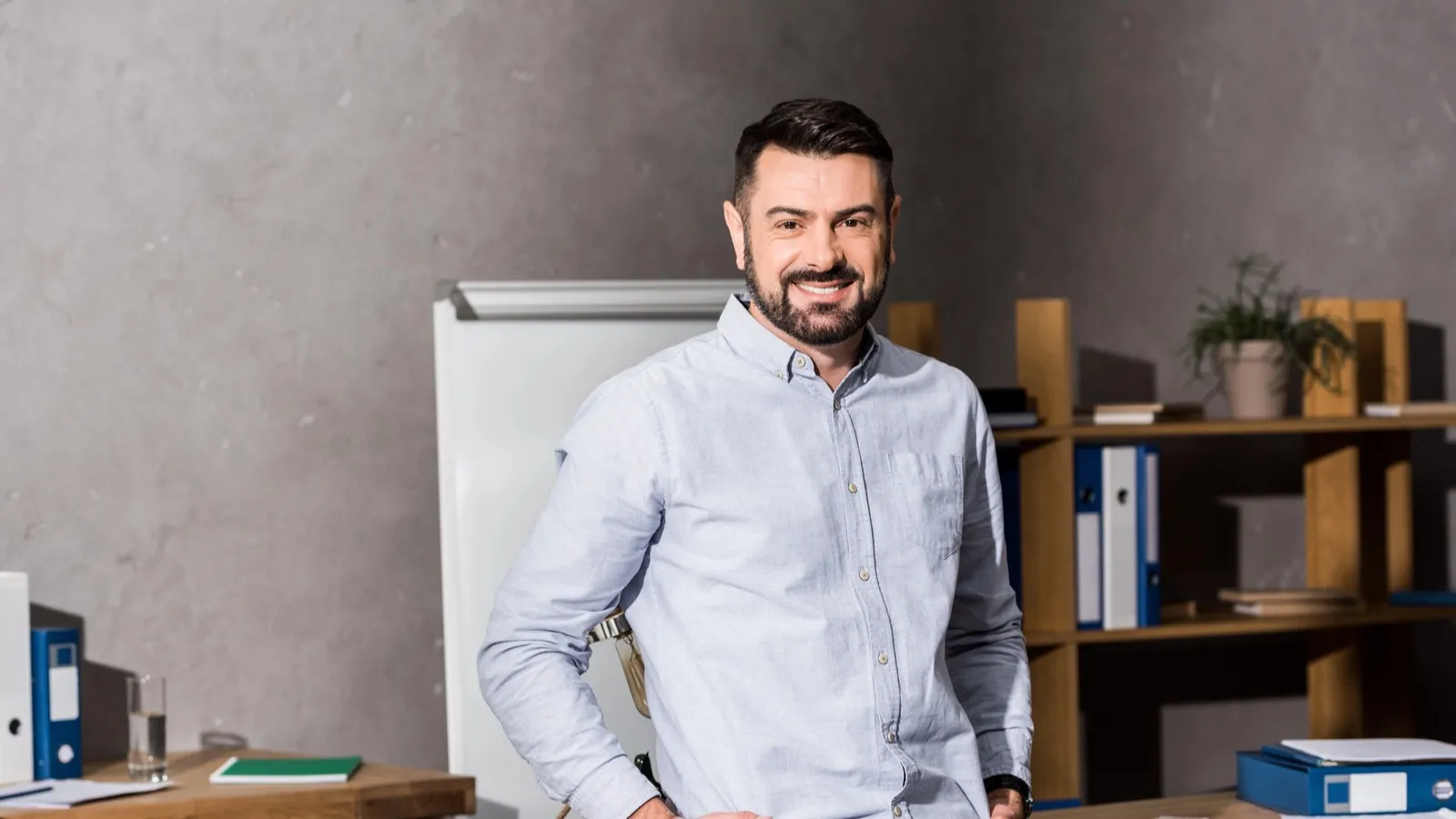 Ondernemer in een werkruimte, met een virtueel kantoor als zakelijk adres