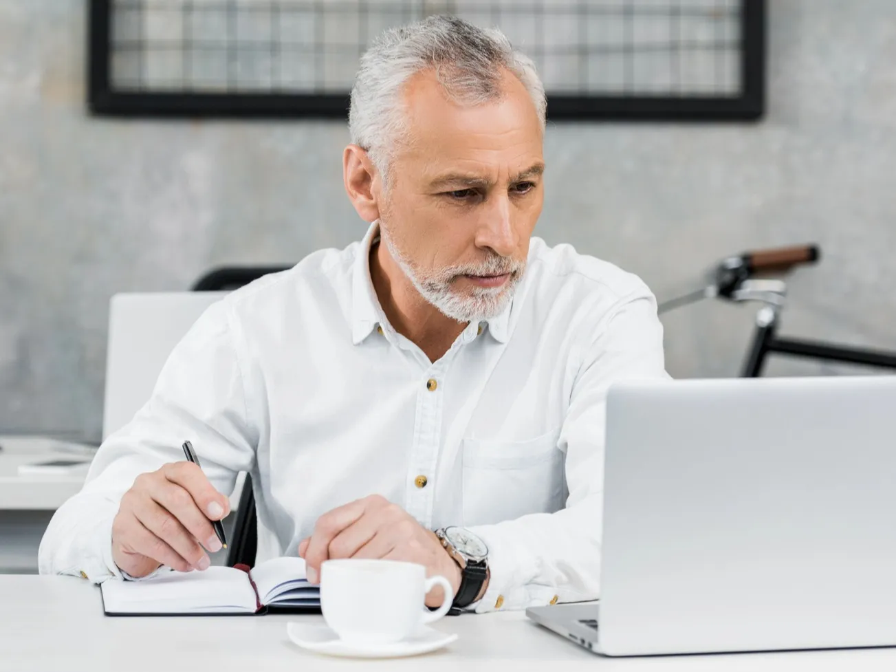 Ondernemer regelt zijn zakelijke post online met een virtueel kantoor