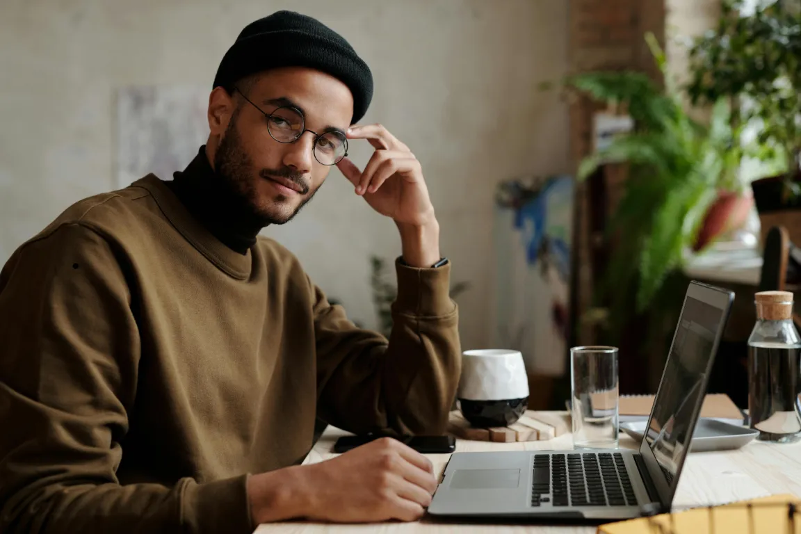 Ondernemer aan het werk met een virtual office